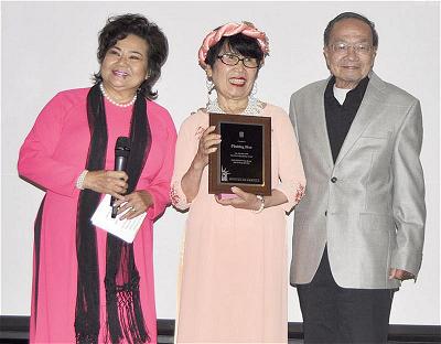 tg phuong hoa dung giua lanh giai chung ket vvnm tu nha tho du tu le va chu khao truong ngoc bao xuan