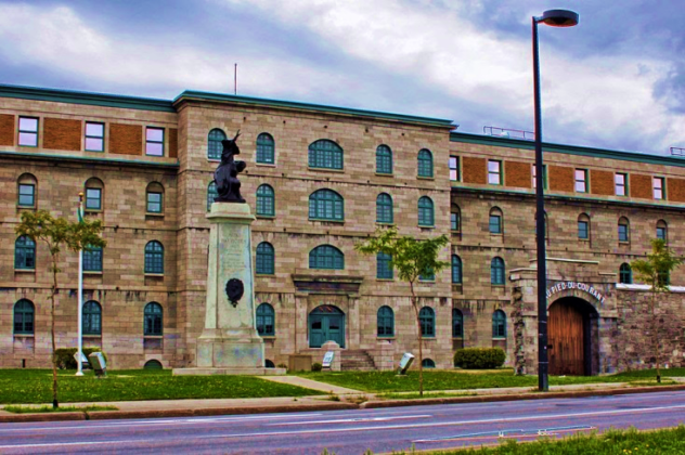 Nha tu Au Pied Du Courant nay la tru so cua SAQ Montreal 632x420