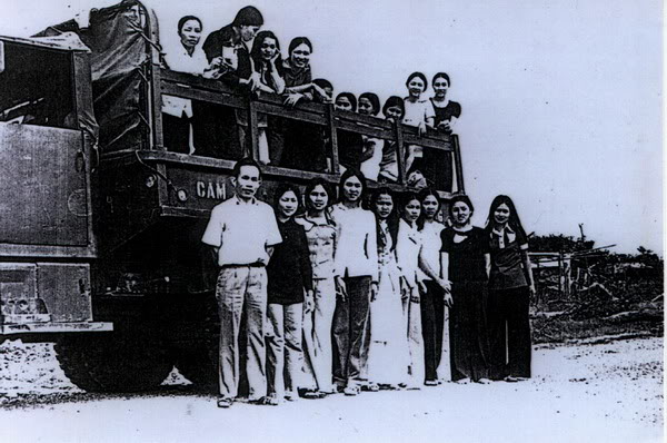 TrungHocNhaTrang ThayTruongHongMinh NuSinh CuuTroNanLutMienTrung1970