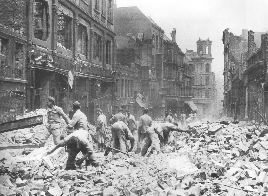 Going through rubble Berg Street Hamburg Altona July 19432 900x659