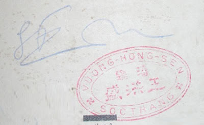 chu ky va con dau do tren sach trong tu sach cua cu vuong hong sen