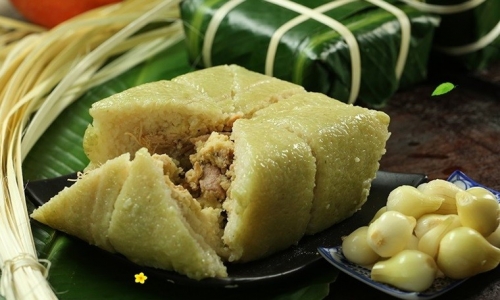 Mâm cơm gia đình với những bánh chưng xanh và những món ngon ngày tết hấp dẫn