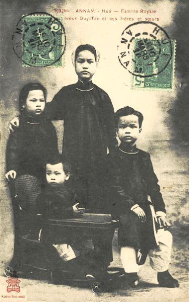 DuyTan voi chi va em 1910