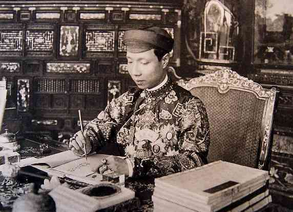 vua khai dinh dang lam viec